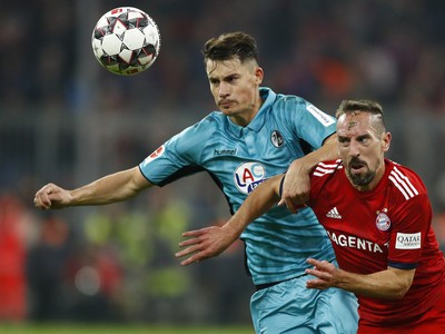 Robin Koch a Franck Ribéry v súboji o loptu