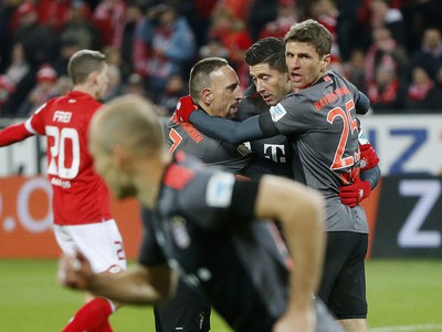 Futbalisti Bayernu Mníchov sa tešia po strelení vyrovnávajúceho gólu na 1:1