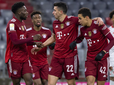 Futbalisti Bayernu Mníchov oslavujú gól