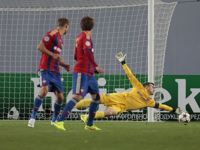 Igor Akinfeev efektne zakročil proti strele Bayernu