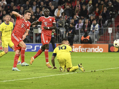 Benjamin Pavard dáva gól Bayernu