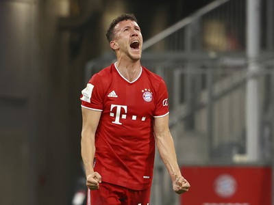 Hráč Bayernu Mníchov Ivan Perišič oslavuje úvodný gól do bránky Eintrachtu Frankfurt
