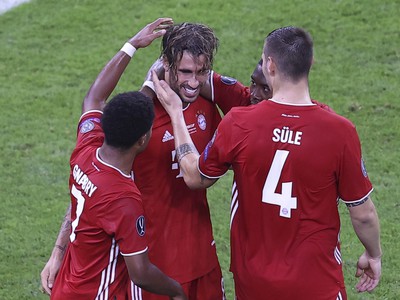 Javi Martínez (v strede) sa raduje so spoluhráčmi po strelenom góle