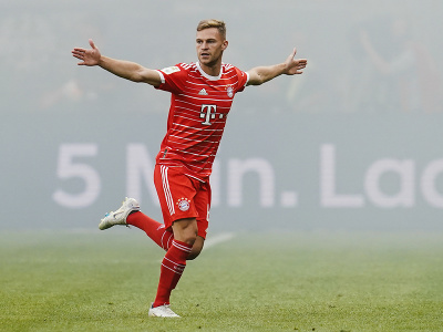 Futbalista Bayernu Mníchov Joshua Kimmich sa teší po strelení úvodného gólu 