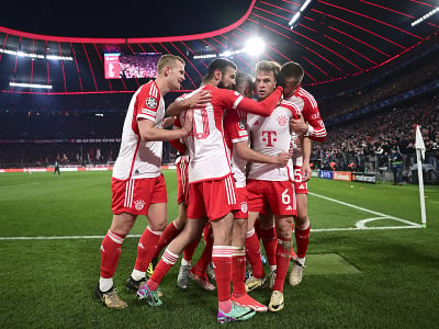 Hráči Bayernu oslavujú gól z kopačky Joshua Kimmicha