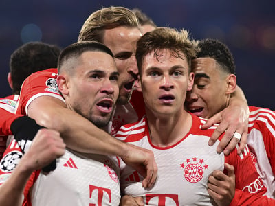Hráči Bayernu oslavujú gól z kopačky Joshua Kimmicha