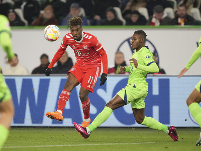 Kingsley Coman strieľa úvodný gól v zápase 19. kola nemeckej  Bundesligy vo futbale VfL Wolfsburg - Bayern Mníchov