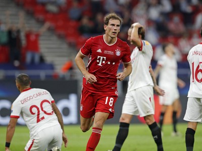  Na snímke druhý zľava stredopoliar Bayernu Leon Goretzka oslavuje svoj úvodný gól