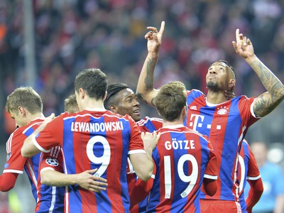 Jerome Boateng so spoluhráčmi oslavuje gól Bayernu
