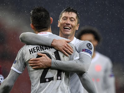 Robert Lewandowski a Lucas Hernández oslavujú gól Bayernu