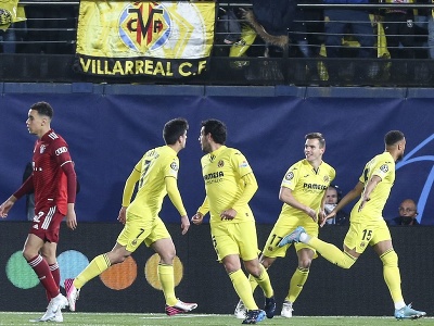 Arnaut Danjuma oslavuje so spoluhráčmi úvodný gól Villarrealu