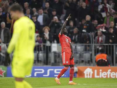 Senegalský hráč Bayernu Sadio Mané oslavuje svoj gól