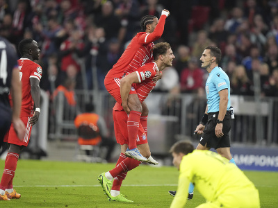 Vľavo hráč Bayernu Serge Gnabry a Leon Goretzka oslavujú gól Bayernu