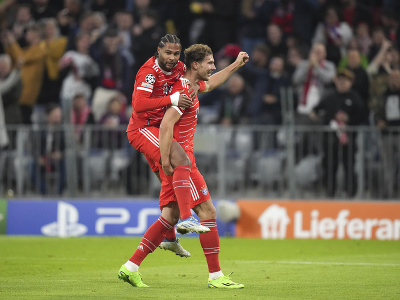 Vľavo hráč Bayernu Serge Gnabry oslavuje svoj gól