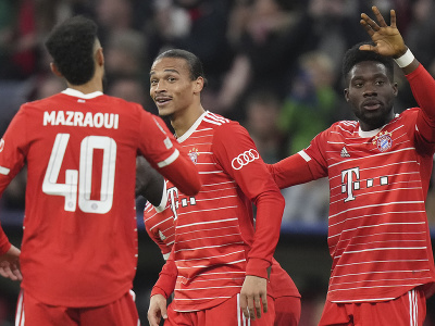 Uprostred útočník Bayernu Leroy Sané oslavuje svoj úvodný gól