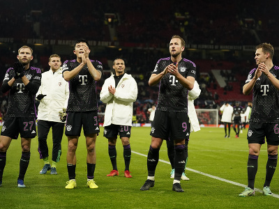 Hráči Bayernu ďakujú fanúšikom po víťazstve na Old Trafforde