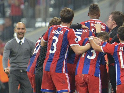 Gólové oslavy futbalistov Bayernu po víťaznom zásahu Boatenga