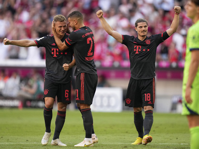 Joshua Kimmich, Lucas Hernandez a Marcel Sabitzer oslavujú gól Bayernu