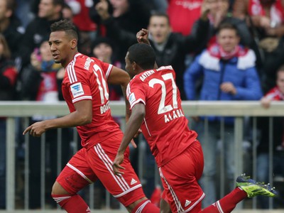 Jerome Boateng a Alaba oslavujú gól Bayernu