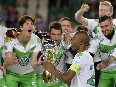 Víťazné oslavy futbalistov Wolfsburgu s trofejou