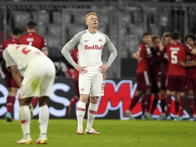 Futbalista Nicolas Seiwald zo Salzburgu reaguje po góle Roberta Lewandowského