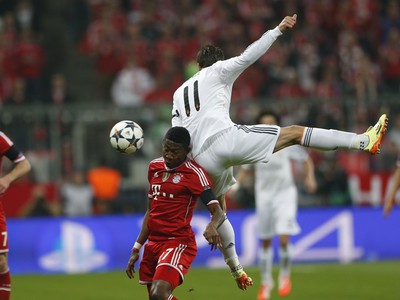 David Alaba a Gareth Bale v súboji