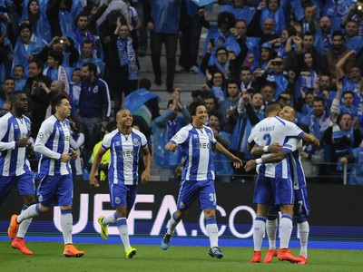 Ricardo Quaresma so spoluhráčmi oslavuje gól Porta