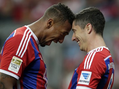 Robert Lewandowski (vpravo) a Jerome Boateng oslavujú gól Bayernu