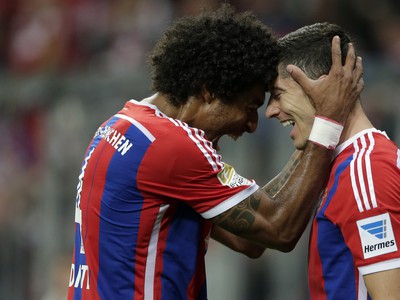 Robert Lewandowski (vpravo) a Dante oslavujú gól Bayernu