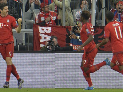 Robert Lewandowski (9) so spoluhráčmi oslavuje gól Bayernu