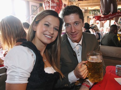 Robert Lewandowski s pivom a manželkou počas Oktoberfestu