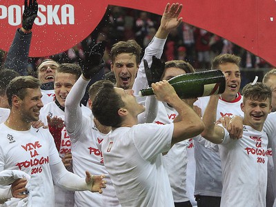 Robert Lewandowski pitím šampusu oslavuje postup Poľska na európsky šampionát