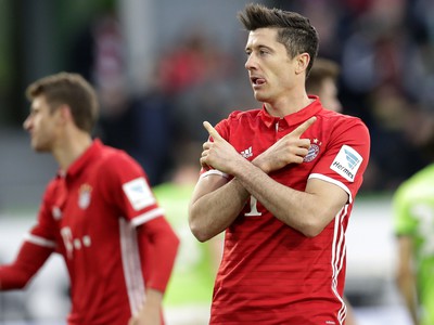 Hráč Bayernu Robert Lewandowski oslavuje gól