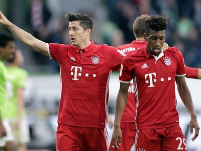 Na snímke hráč Bayernu Robert Lewandowski oslavuje gól