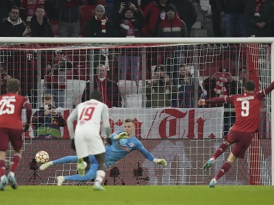 Futbalista Robert Lewandowski (vpravo) z Bayernu Mníchov strieľa gól z penalty