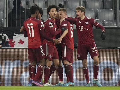 Futbalista Robert Lewandowski (vpravo) z Bayernu Mníchov sa teší z gólu