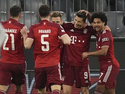 Futbalista Robert Lewandowski z Bayernu Mníchov sa teší z tretieho gólu počas osemfinále Ligy majstrov