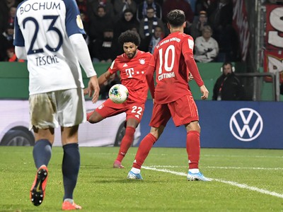 Hráč Bayernu Serge Gnabry (uprostred) strieľa úvodný gól do bránky Bochumu