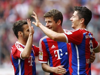 Robert Lewandowski, Thomas Müller a Juan Bernat oslavujú gól Bayernu