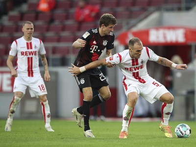 Thomas Müller (v čiernom) bojuje o loptu