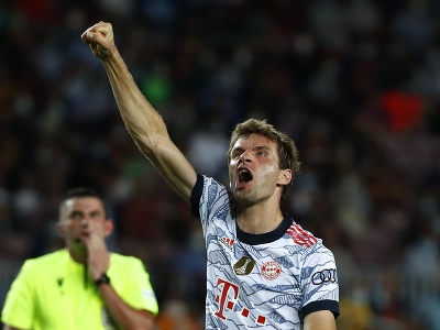 Futbalista Bayernu Thomas Müller sa teší po strelení gólu