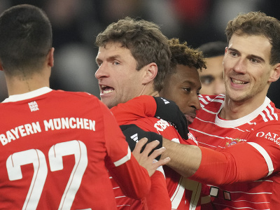 Kingsley Coman a Thomas Müller oslavujú gól 