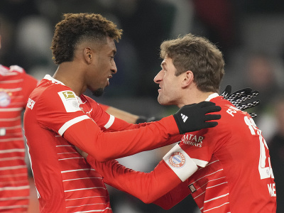 Kingsley Coman a Thomas Müller oslavujú gól 