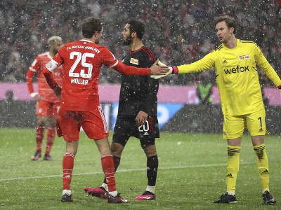 Thomas Müller a Frederik Ronnow si podávajú ruky po zápase
