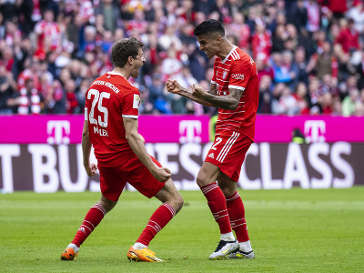 Thomas Müller a Joao Cancelo sa tešia z gólu