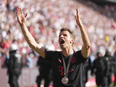 Thomas Müller oslavuje zisk titulu