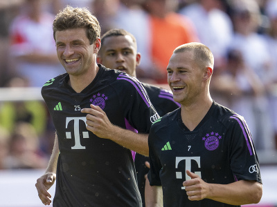 Na snímke hráči Thomas Müller (vľavo) a Joshua Kimmich sa rozcvičujú počas tréningového kempu FC Bayern Mníchov 15. júla 2023 v Rottach-Egerne