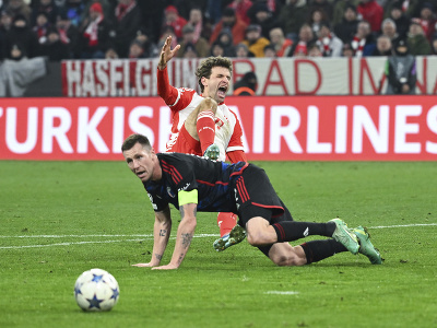 Thomas Müller padá v bolesti po tvrdom súboji s Lukasom Leragerom z tímu FC Kodaň