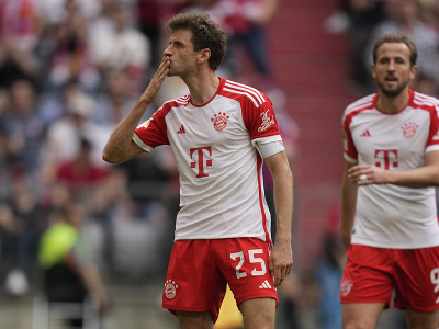 Futbalista Thomas Müller (uprostred) z Bayernu Mníchov sa raduje z gólu počas zápasu 29. kola nemeckej Bundesligy