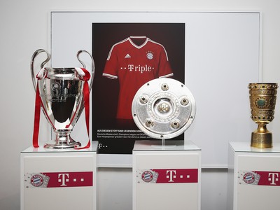 Bayern Mníchov hrdo vystavil tri trofeje za sezónu 2012/13: Vyhral Ligu majstrov, Bundesligu aj Nemecký pohár